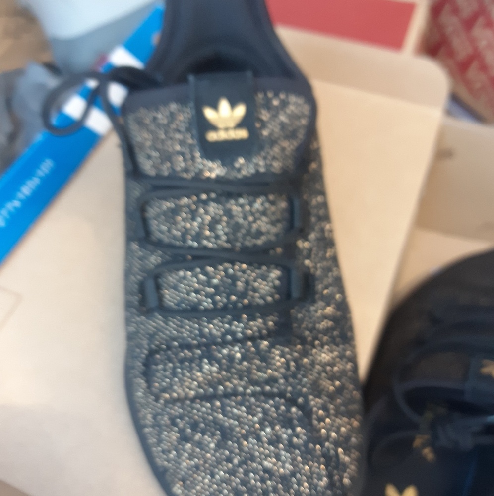 Tennis shoes